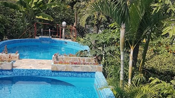 2 albercas al aire libre