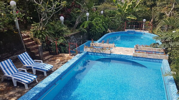 2 piscines extérieures