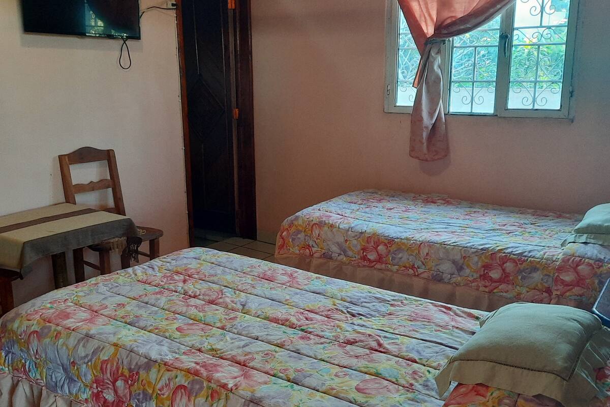 Doppel- oder Zweibettzimmer | Kostenloses WLAN, Bettwäsche