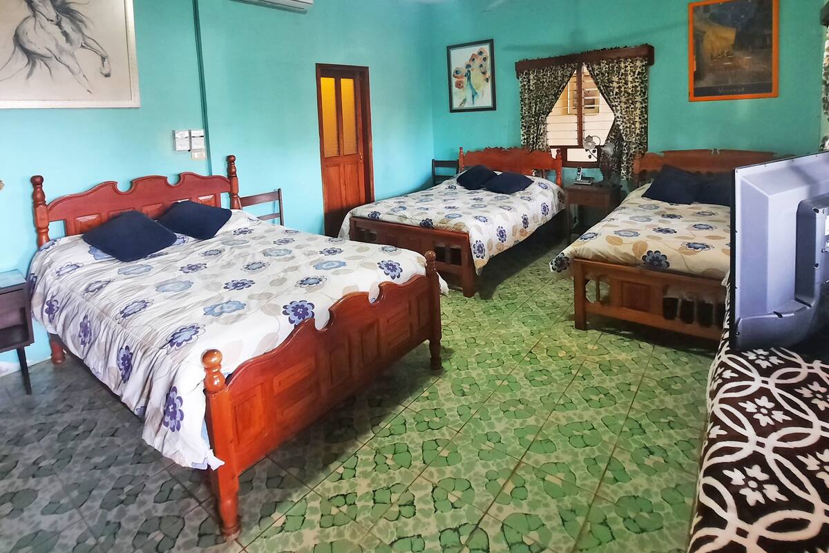 Dreibettzimmer | Kostenloses WLAN, Bettwäsche