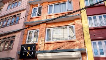 Vista frontal de la propiedad