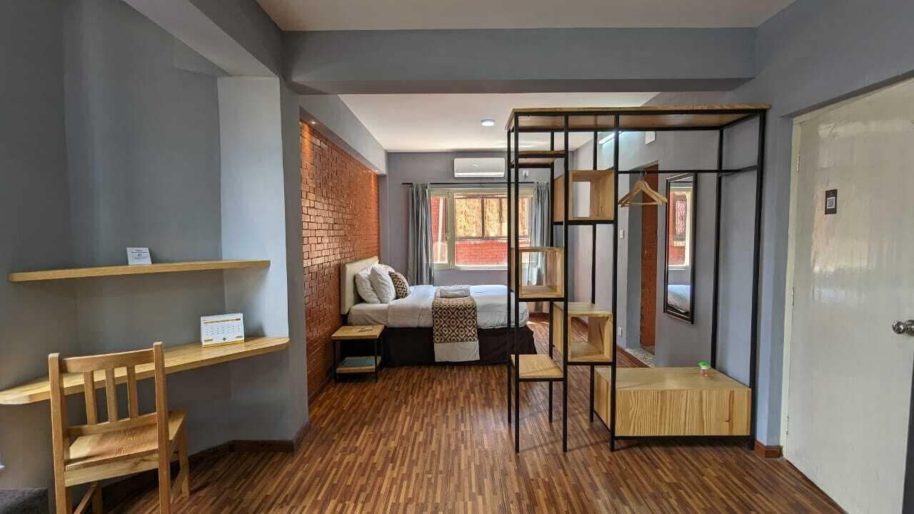 Ropa de cama de alta calidad, colchones con efecto memoria y escritorio 