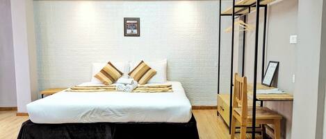 Studio Kota | Seprai premium, busa memori, meja kerja, dan ruang kerja ramah laptop