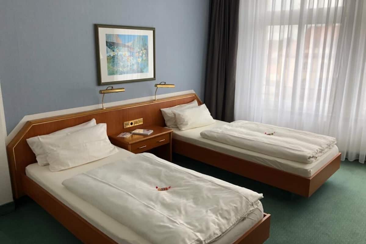 Een bureau, een laptopwerkplek, gratis wifi, beddengoed