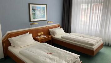 Escritorio, espacio para trabajar con laptop y wifi gratis