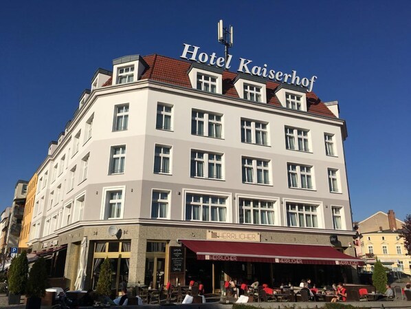 A multi-story hotel with a prominent sign reading "Hotel Kaiserhof". - KHGM Kaiserhof Hotel GmbH (Fürstenwalde/Spree)