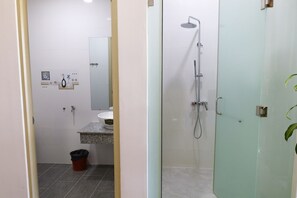 Bungalow | Salle de bain | Douche, douche à « effet pluie », sèche-cheveux, bidet