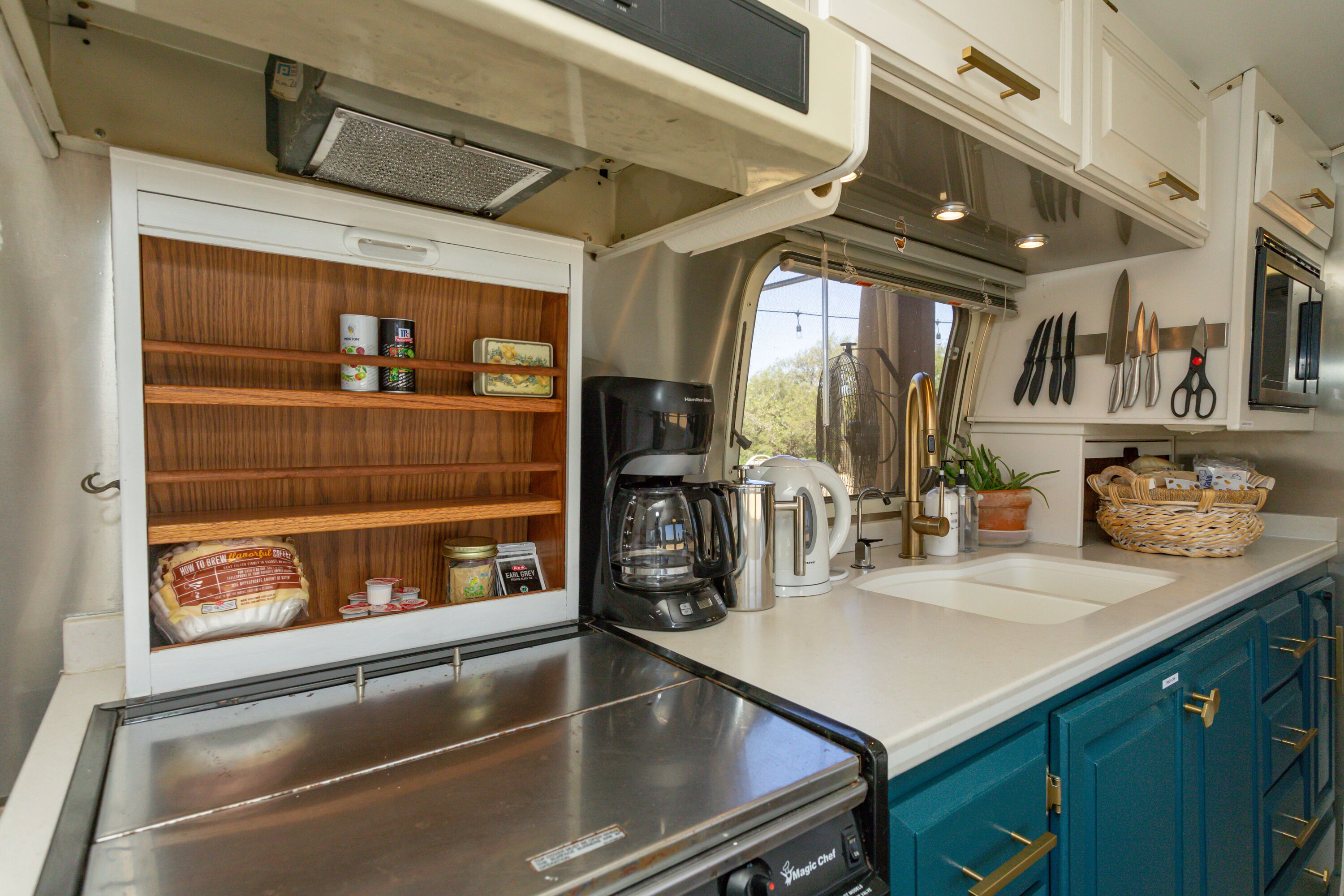 Farm stay in a vintage Airstream, Wi-Fi, Smart TV