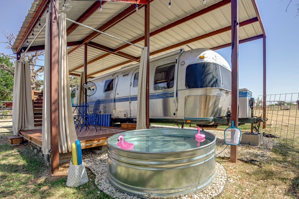 Farm stay in a vintage Airstream, Wi-Fi, Smart TV