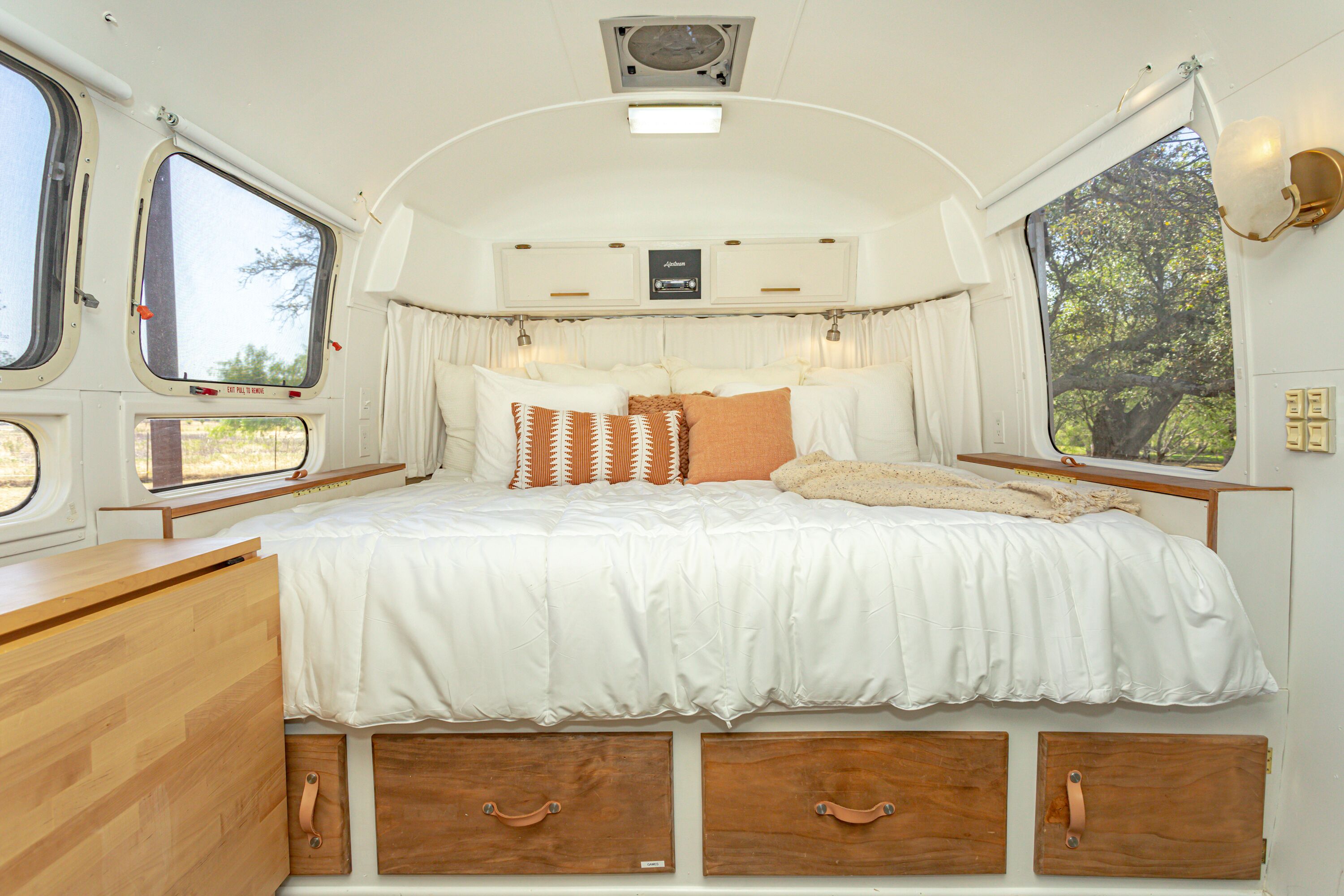 Farm stay in a vintage Airstream, Wi-Fi, Smart TV