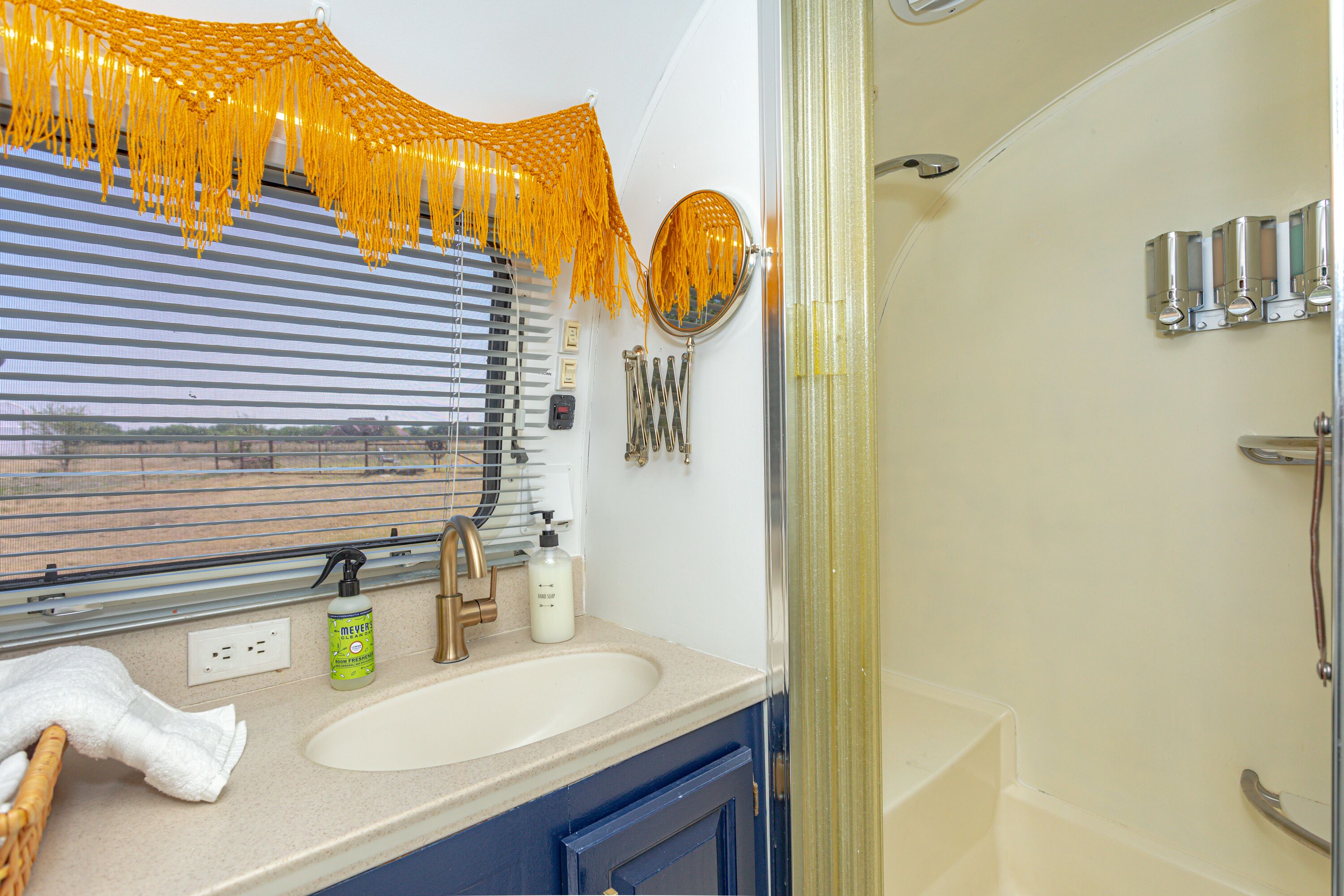 Farm stay in a vintage Airstream, Wi-Fi, Smart TV