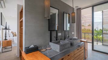 Luxury Villa | Bathroom | Separate bathtub and shower, rainfall showerhead, free toiletries