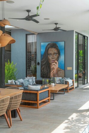 40-inch Smart TV with digital channels, TV, Netflix - Villa Vida Mira - Elegant 4BR Beachside Villa in Canggu (Canggu)