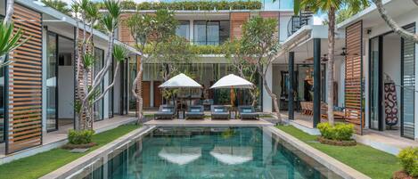 Kolam renang outdoor, dengan kursi berjemur