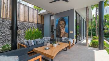 Luxury Villa | Living area | 40-inch Smart TV with digital channels, TV, Netflix