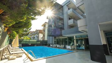 Una piscina al aire libre de temporada