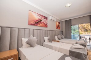 غرفة ديلوكس رباعية | أغطية فراش متميزة وخزنة داخل الغرفة وتجهيزات عازلة للصوت ومكواة/لوح كي