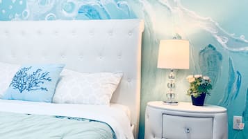 9 Schlafzimmer, Schreibtisch, Bügeleisen/Bügelbrett, Reisekinderbett
