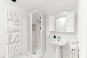 Studio Panoramique | Salle de bain | Douche, douche à « effet pluie », articles de toilette gratuits, bidet