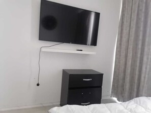 1 habitación, tabla de planchar con plancha, wifi gratis y ropa de cama 