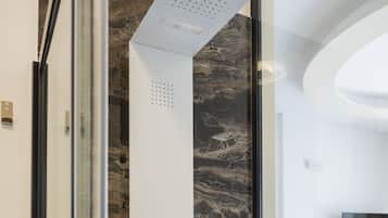 Superior Double Room | Bathroom | Shower, hydromassage showerhead, hair dryer, slippers