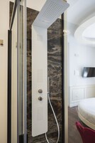 Superior Double Room | Bathroom | Shower, hydromassage showerhead, hair dryer, slippers