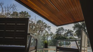 Kamar Double Eksekutif | Seprai premium, busa memori, brankas, dan meja kerja