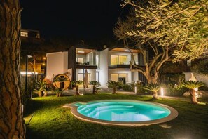 A modern two-story house with a swimming pool, surrounded by well-maintained lawns and palm trees. - Luxury B&B La Riserva Dannunziana (Pescara)