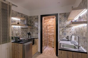 Fridge, oven, coffee/tea maker, electric kettle