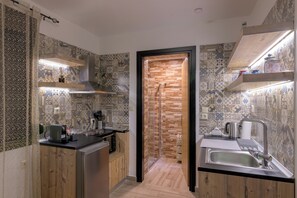 Kühlschrank, Ofen, Wasserkocher mit Kaffee-/Teezubehör, Wasserkocher