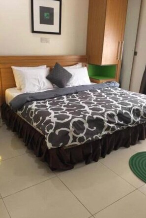 Blackout curtains, soundproofing, free WiFi - The Green Manor (Lagos)