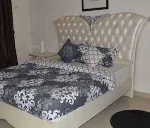 Standard Double Room Single Use, Microwave | Blackout drapes, soundproofing, free WiFi - The Green Manor (Lagos)