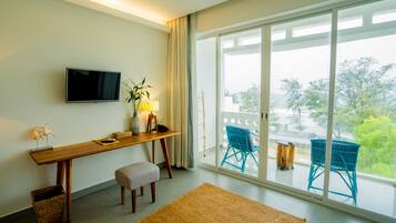 Minibar, individually decorated, individually furnished, desk