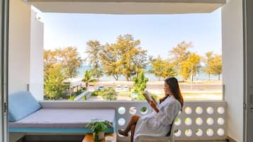 Habitación doble Deluxe, balcón, vista al mar | Terraza o patio