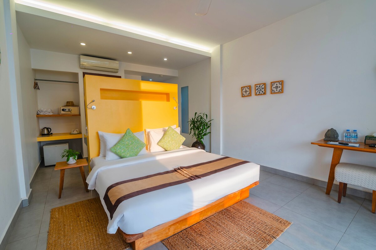 Deluxe Double Room Sea View | Premium bedding, minibar, desk, laptop workspace