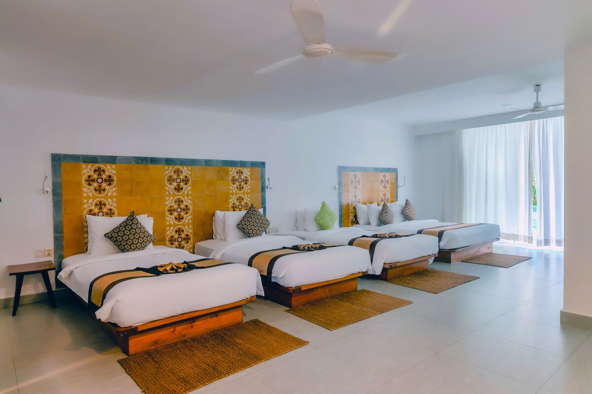 Deluxe Family Suite Garden View | Bộ đồ giường cao cấp, minibar, bàn 