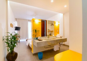 ห้องดีลักซ์ดับเบิล, ระเบียง, วิวทะเล | ห้องน้ำ | เรนชาวเวอร์, ของใช้ในห้องน้ำระดับพรีเมียม, ไดร์เป่าผม