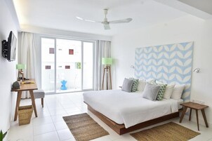 Deluxe Double Room, Balcony, Sea View | Minibar, individually decorated, individually furnished, desk