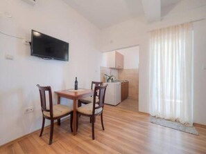 Family Apartment | Soundproofing, free WiFi, bed sheets - Mediterranean Guest House Balkan (Budva)