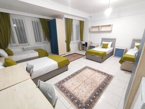 Economy-Vierbettzimmer | Minibar, Schreibtisch, kostenloses WLAN, Bettwäsche