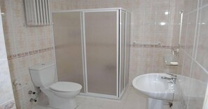 Chuveiro, toalhas de banho, papel higiênico 