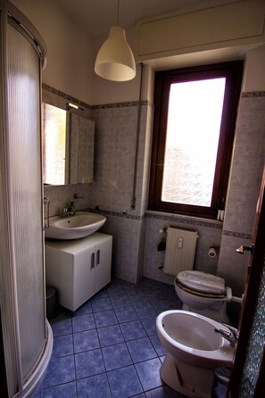 Dusj, hårføner, bidé og håndklær