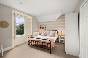 5 bedrooms, desk, iron/ironing board, WiFi