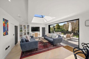 Smart TV, offices - Gilmore House - 5 Bedroom Home With Hot Tub (Blairgowrie)