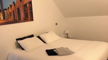 4 Schlafzimmer, Schreibtisch, Bügeleisen/Bügelbrett, Reisekinderbett