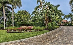 Property grounds - Naples Beach condo. First floor easy access- Walk to Vanderbilt Beach (Naples)