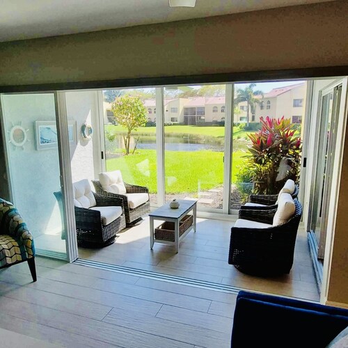 Naples Beach condo. First floor easy access- Walk to Vanderbilt Beach