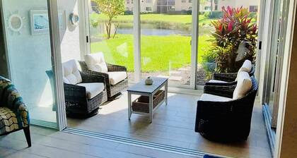 Naples Beach condo. First floor easy access- Walk to Vanderbilt Beach