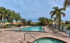 Outdoor pool - Naples Beach condo. First floor easy access- Walk to Vanderbilt Beach (Naples)