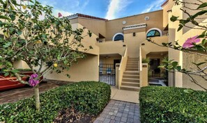 Property grounds - Naples Beach condo. First floor easy access- Walk to Vanderbilt Beach (Naples)